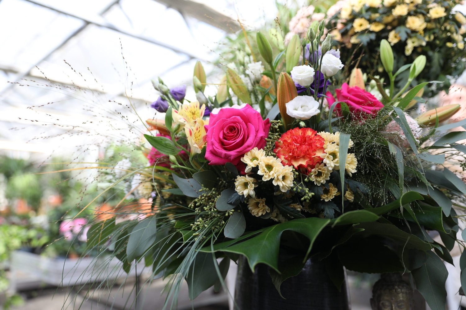 Farbenfroher Blumenstrauß mit Rosen